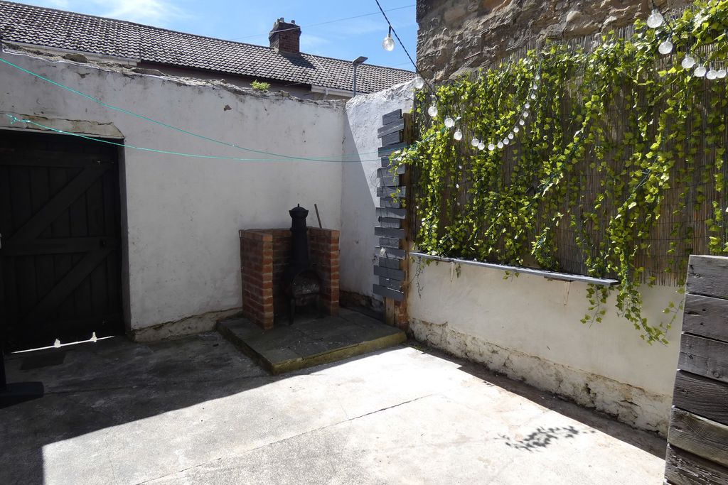 Enclosed Rear Yard- click for photo gallery
